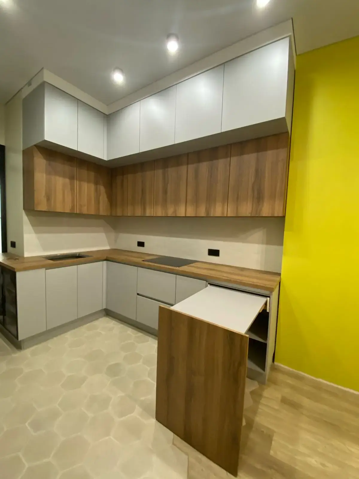 Кухня угловая с выдвижной столешницей